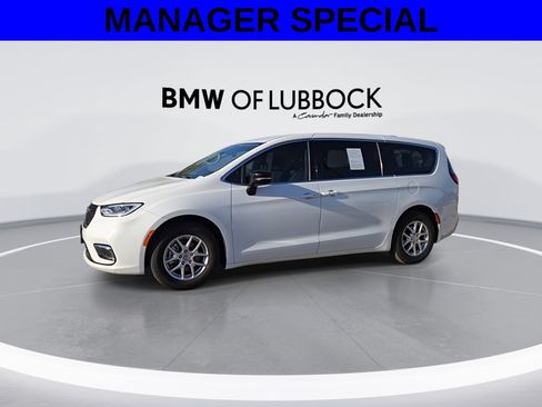 Used 2024 Chrysler Pacifica Touring-L FWD image 5