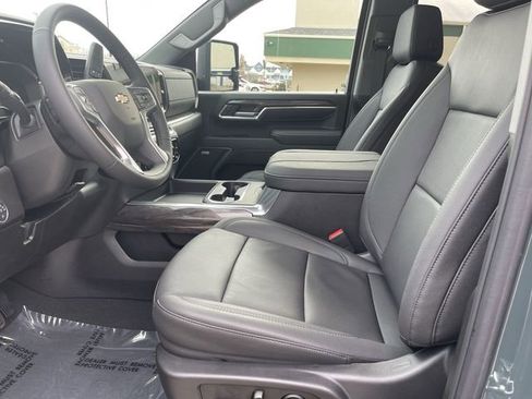 Used 2025 Chevrolet Silverado 2500 LTZ w/ LTZ Convenience Package image 11