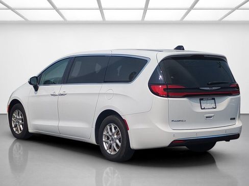 Used 2023 Chrysler Pacifica Touring-L FWD image 3
