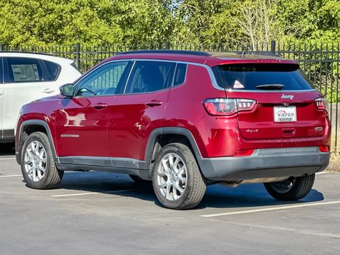 Used 2022 Jeep Compass Latitude AWD/4WD image 6