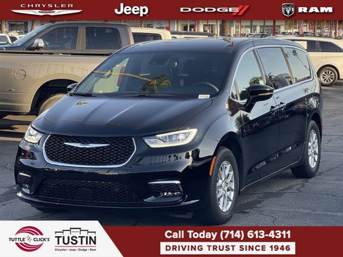 New 2026 Chrysler Pacifica Select FWD image 3