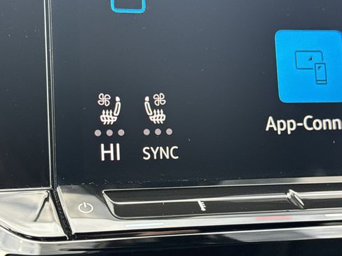 Used 2024 Volkswagen Atlas SE image 14