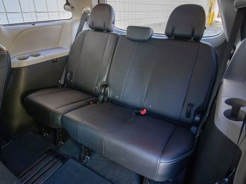 Used 2018 Toyota Sienna SE image 18