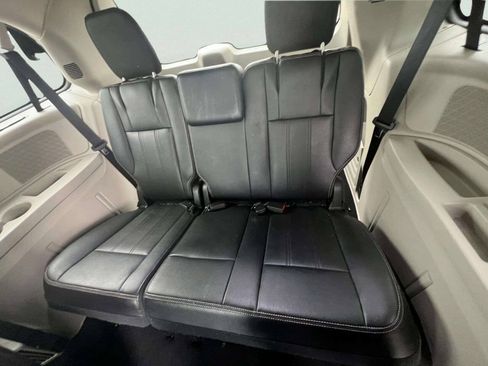 Used 2016 Chrysler Town & Country Touring-L FWD image 11