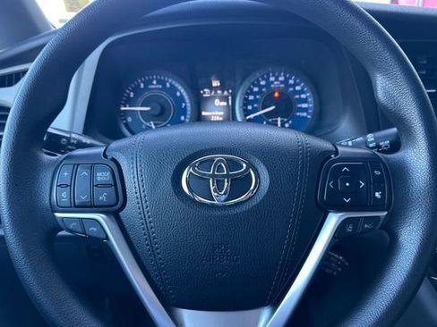 Used 2020 Toyota Sienna LE w/ Carpet Mat Package image 26