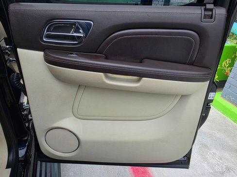 Used 2010 Cadillac Escalade ESV Platinum RWD image 23
