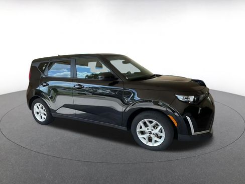 Used 2025 Kia Soul LX w/ LX Technology Package FWD image 2