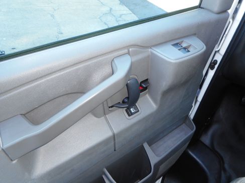 Used 2016 Chevrolet Express 2500 RWD image 15