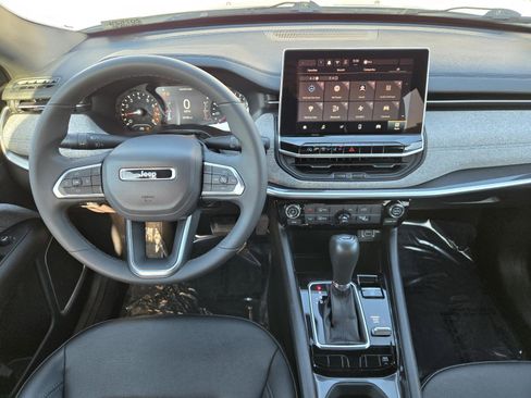 Used 2024 Jeep Compass Latitude image 6