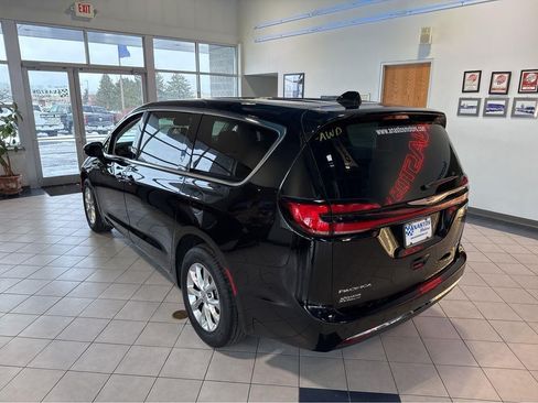 Used 2024 Chrysler Pacifica Touring-L AWD/4WD image 11