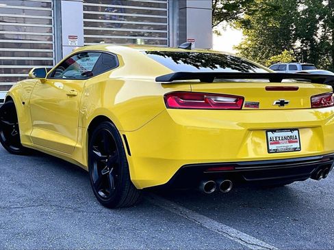 Used 2018 Chevrolet Camaro LT w/ Technology Package RWD image 10