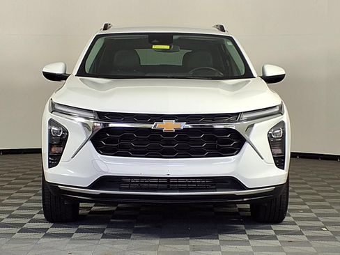 Used 2025 Chevrolet Trax LT w/ LT Convenience Package FWD image 2