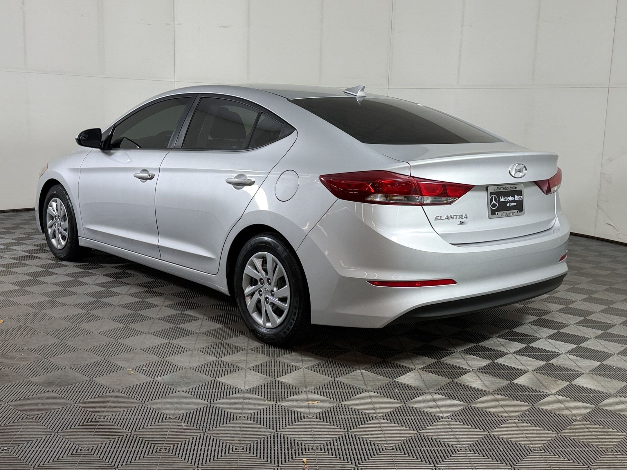Used 2017 Hyundai Elantra SE FWD image 3
