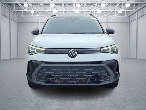 Certified 2025 Volkswagen Taos SE image 2