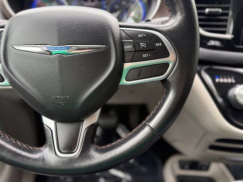 Used 2017 Chrysler Pacifica Touring-L FWD image 27