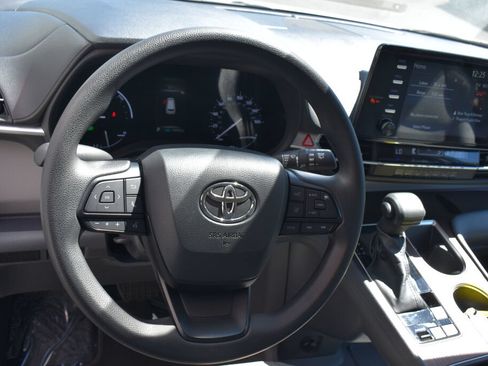 Certified 2024 Toyota Sienna LE AWD/4WD image 9