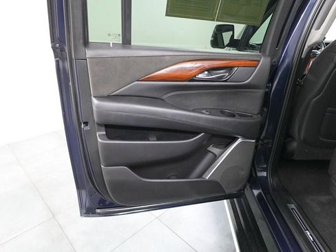 Used 2020 Cadillac Escalade ESV Premium Luxury image 24