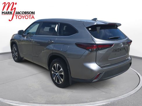 Used 2025 Toyota Highlander XLE AWD/4WD image 7
