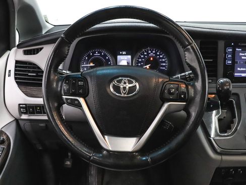 Used 2016 Toyota Sienna XLE Premium image 28