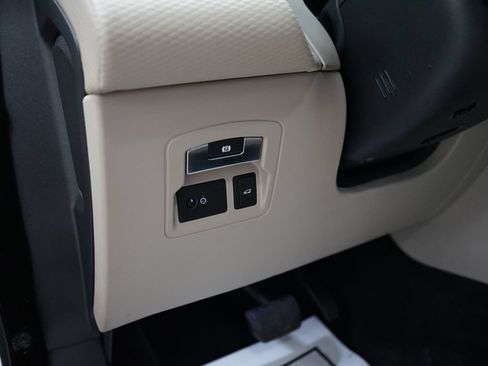 Used 2018 Land Rover Range Rover Velar S AWD/4WD image 31