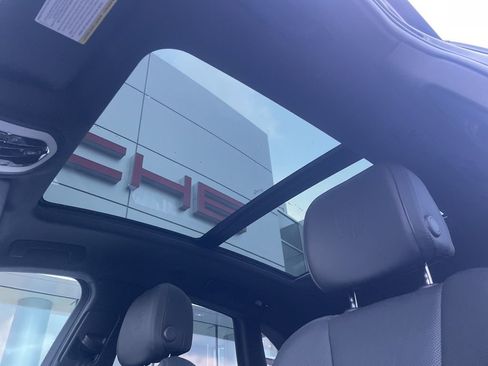 Certified 2025 Porsche Macan image 22