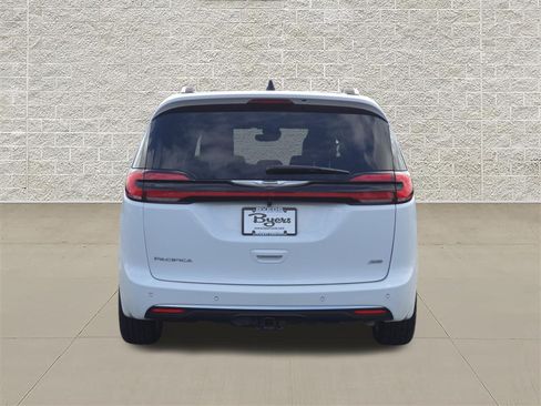 Used 2026 Chrysler Pacifica Pinnacle w/ Trailer Tow Group AWD/4WD image 6