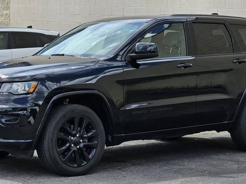 Used 2017 Jeep Grand Cherokee Altitude AWD/4WD image 1
