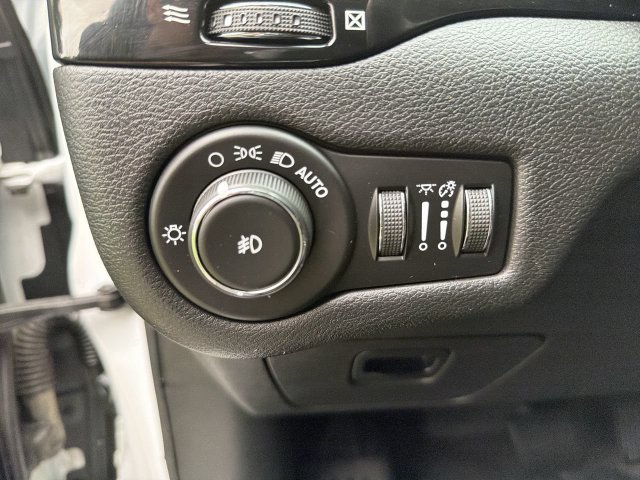 Used 2019 Jeep Cherokee Latitude Plus AWD/4WD image 17