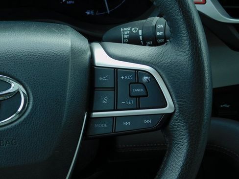 Used 2024 Toyota Sienna XLE image 17