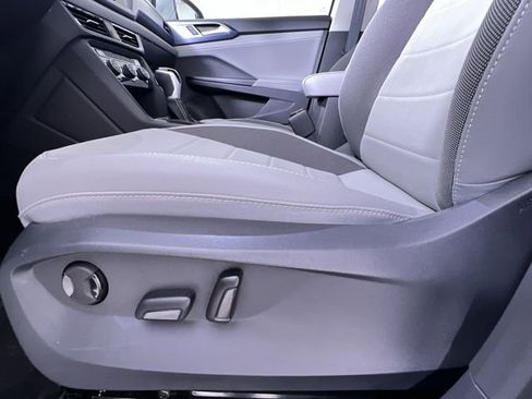 Used 2024 Volkswagen Taos SE image 12