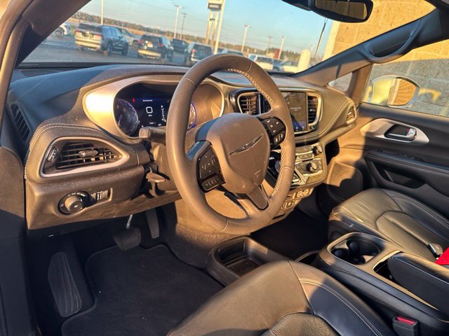 Used 2022 Chrysler Pacifica Touring-L w/ S Appearance Package FWD image 17