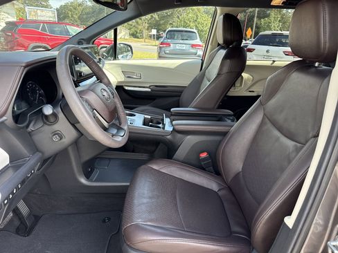Used 2023 Toyota Sienna Platinum image 9