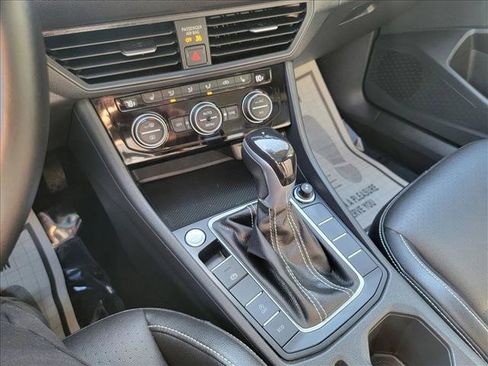 Used 2023 Volkswagen Jetta SE w/ Panoramic Sunroof Package image 22