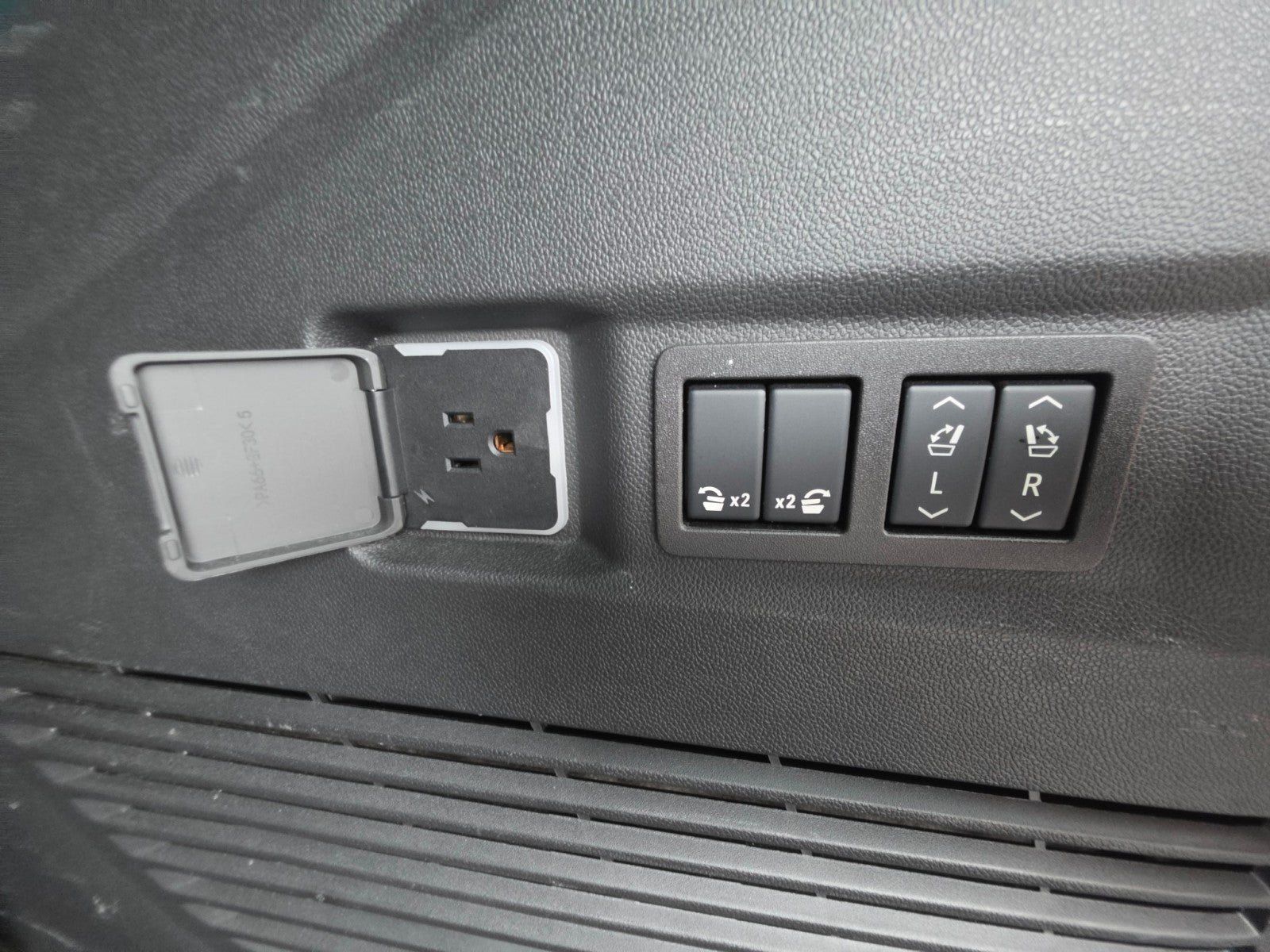 Used 2025 GMC Yukon Denali AWD/4WD image 23