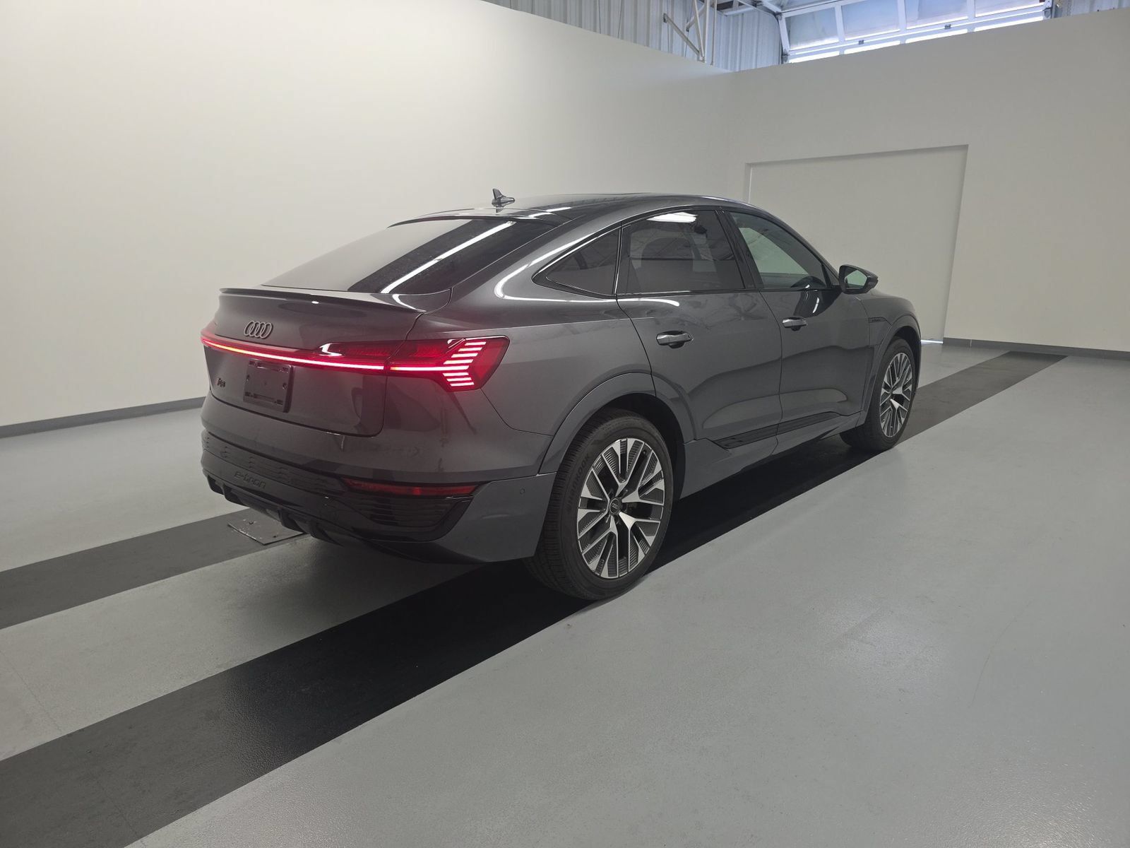 Used 2024 Audi Q8 e-tron Premium Plus w/ Premium Plus Package AWD/4WD image 2