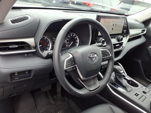Used 2024 Toyota Highlander XLE AWD/4WD image 8