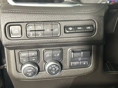 Used 2021 GMC Yukon XL Denali w/ Denali Ultimate Package AWD/4WD image 23