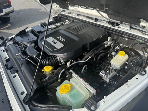 Used 2018 Jeep Wrangler Unlimited Rubicon w/ Connectivity Group image 25