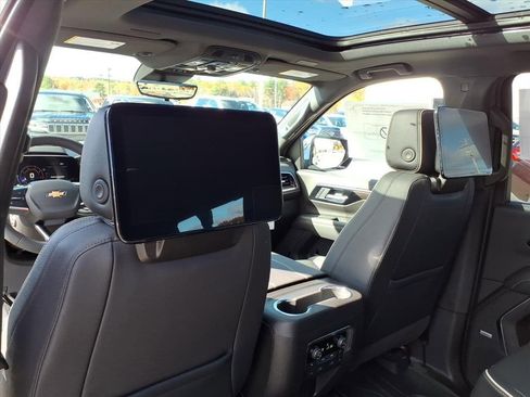 New 2026 Chevrolet Suburban Premier image 18