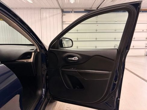 Used 2016 Jeep Cherokee Latitude AWD/4WD image 10