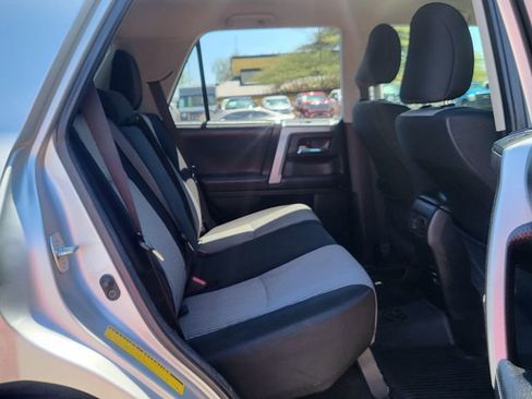 Used 2018 Toyota 4Runner SR5 AWD/4WD image 21
