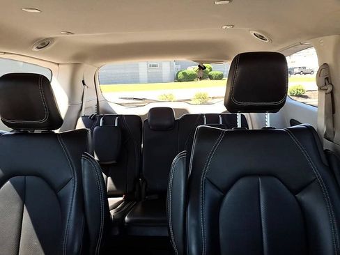 Used 2023 Chrysler Pacifica Touring-L FWD image 21