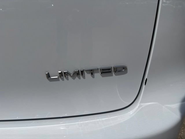 Used 2026 Chrysler Pacifica Limited FWD image 10