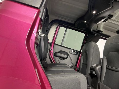 Used 2024 Jeep Gladiator Sport image 30