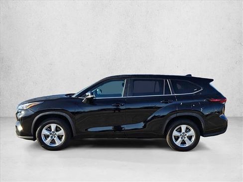 Used 2025 Toyota Highlander LE FWD image 9