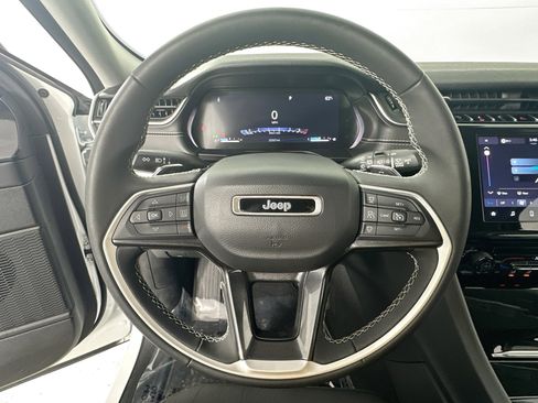 Used 2023 Jeep Grand Cherokee Laredo image 11