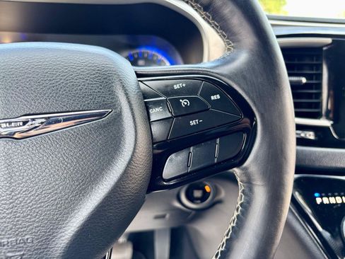 Used 2020 Chrysler Pacifica Touring-L AWD/4WD image 27