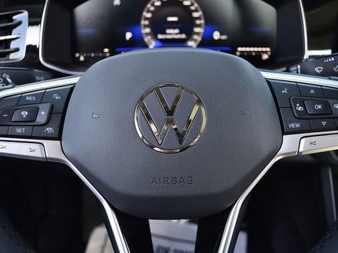 Certified 2025 Volkswagen Jetta SE w/ Sunroof Package image 19