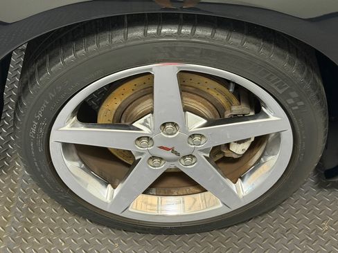 Used 2007 Chevrolet Corvette Coupe w/ Performance Package RWD image 16