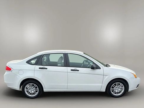 Used 2011 Ford Focus SE image 4